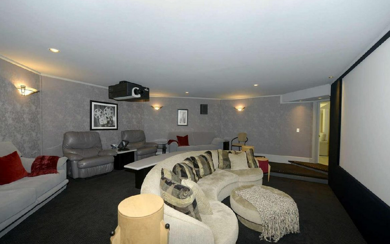 Illustration for article titled John Wall's New Mansion Has 10 Bathrooms And A Basketball Court